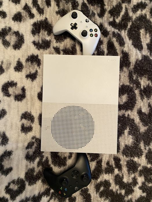 Xbox One 1Tb com 2 comandos