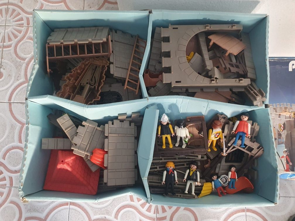 lego castelo Playmobil com bonecos e outros adereços