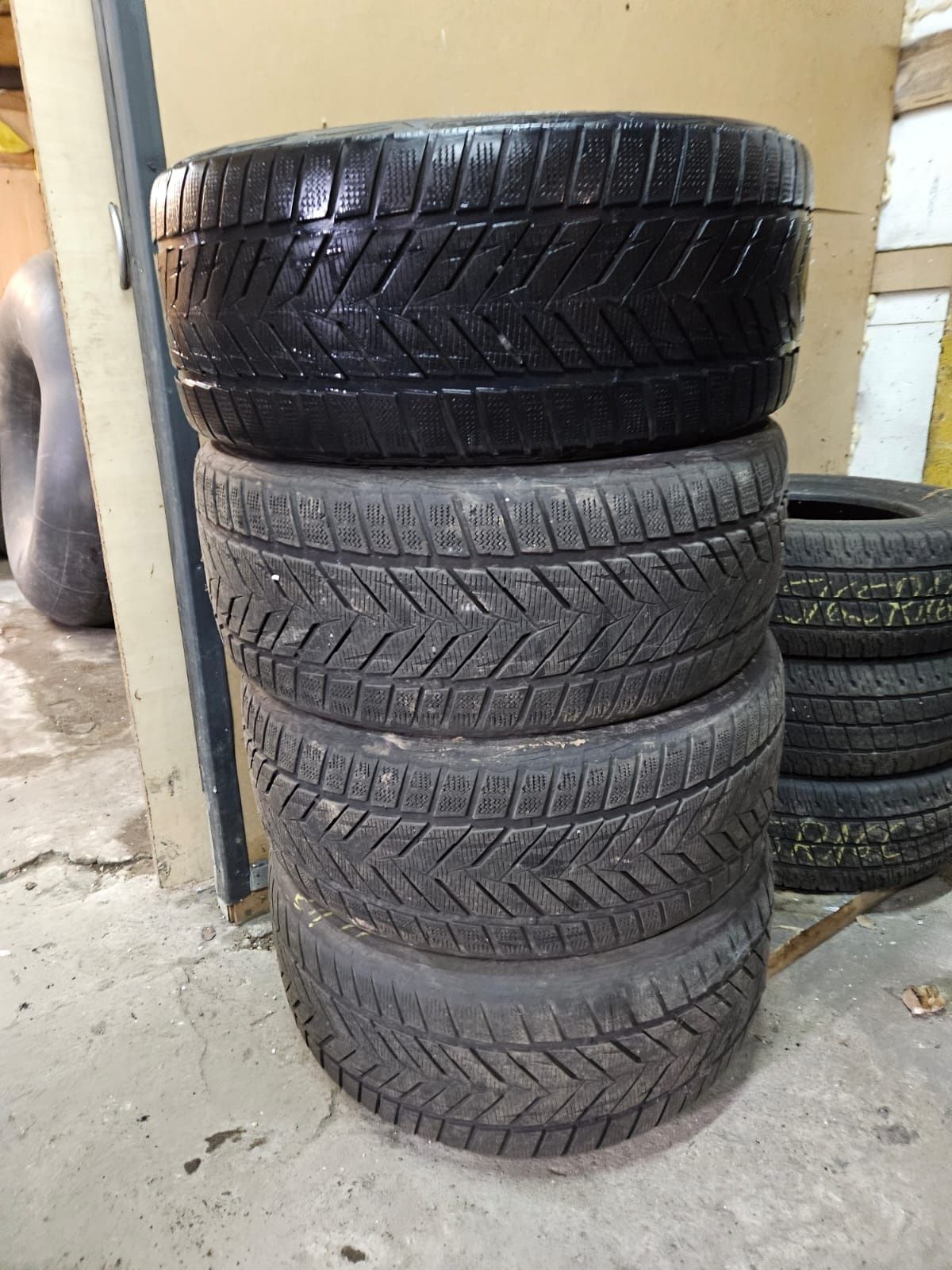 Opony 295/35R21 107Y