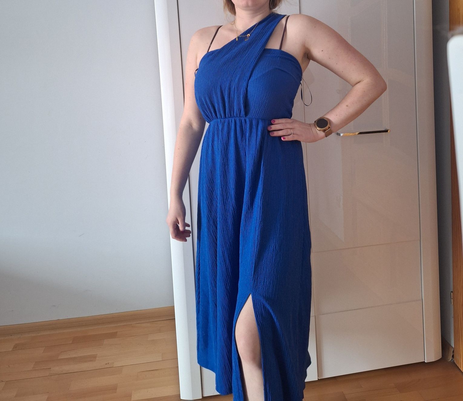 Niebieska sukienka midi z rozcięciem Mohito M
