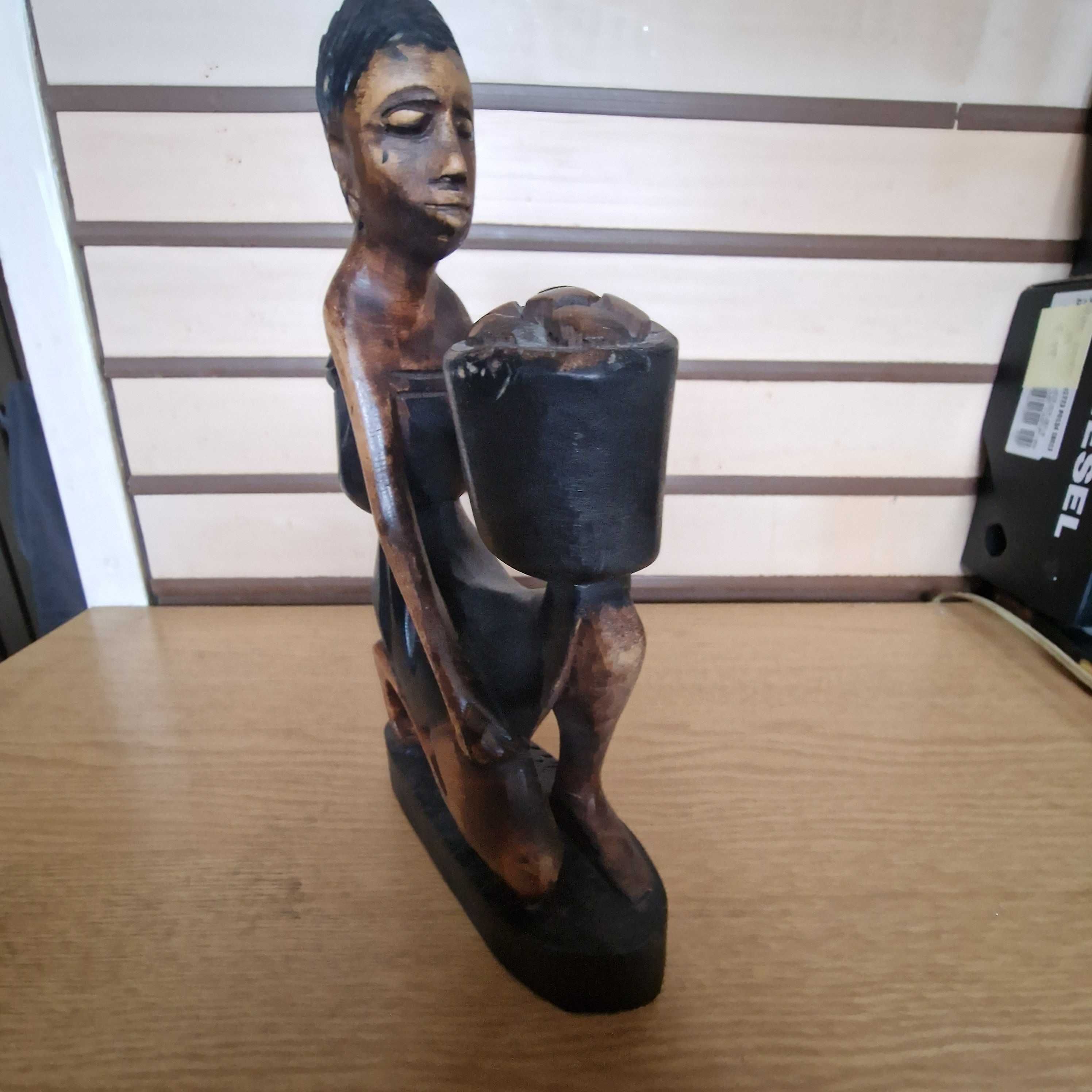Rzeźba figurka kobieta afrykańska przy pracy drewno egzotyczne