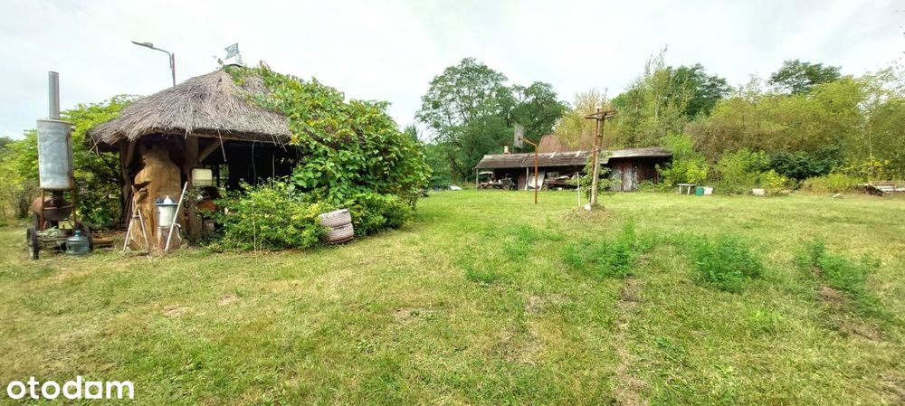 Duża teren z zabudowaniami i stawem pod Leoncinem