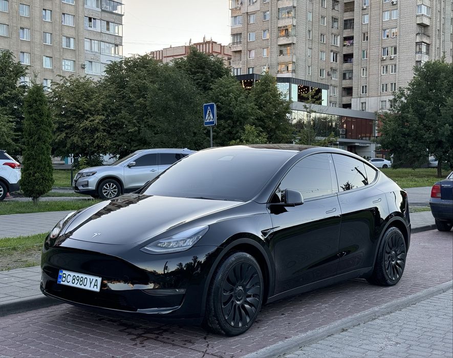 Tesla Y dual motor Long Range