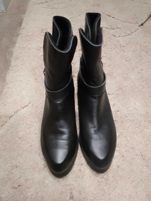 Шкіряні чоботи жіночі.