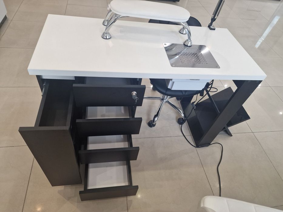 В салоні краси (район Музкомедії) здаються в оренду робочі місця.