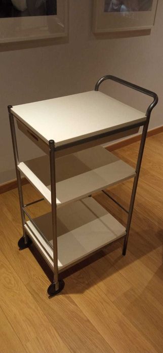 Mesa de apoio cozinha com prateleiras
