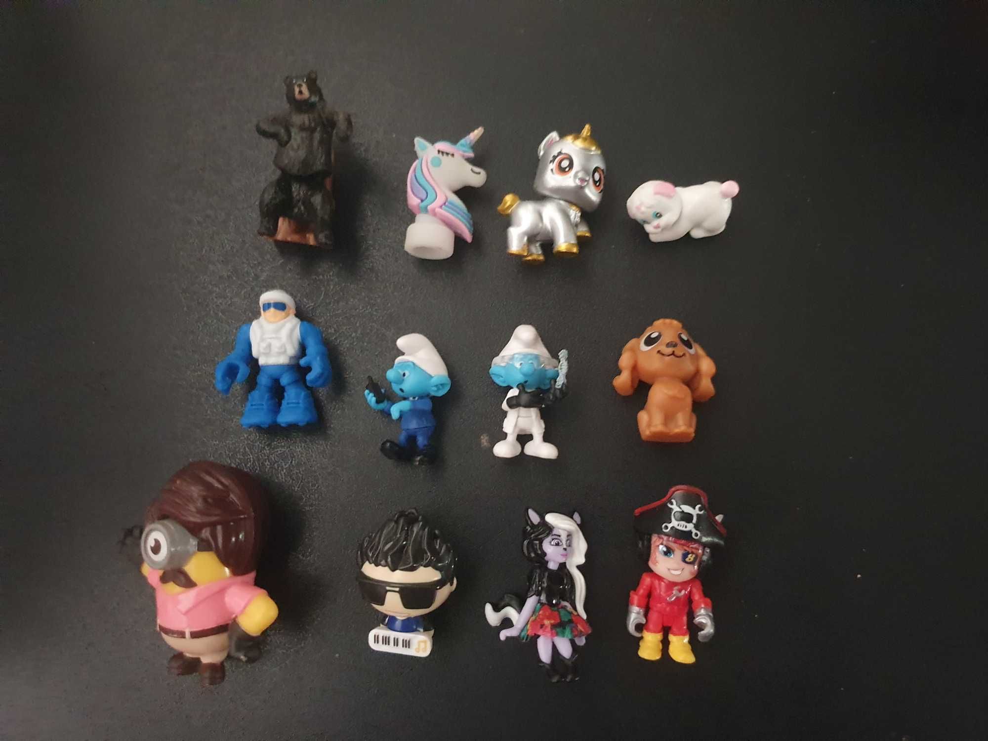 diversas figuras em plástico e pvc