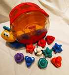 Lagarta Fisher Price com figuras geometricas para criança.