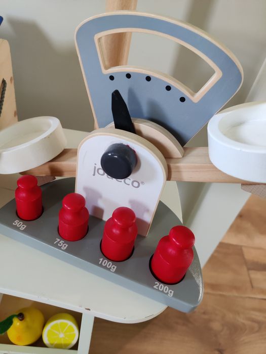 Drewniany stragan,sklep z wyposażeniem zara i H&M waga,kasa,kosz,torba