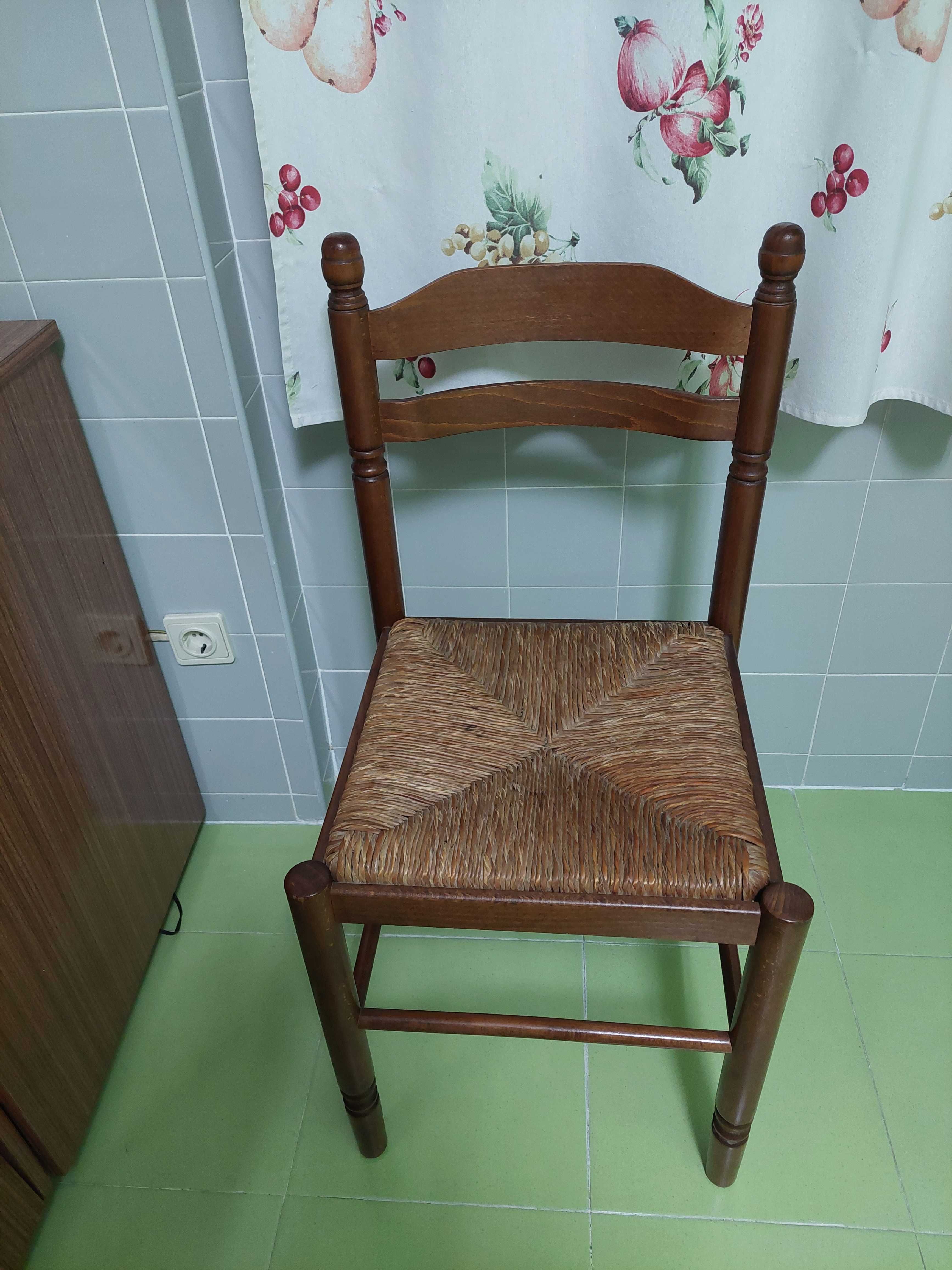 Cadeiras de cozinha "2" com assento de palhinha,  de cor castanha.