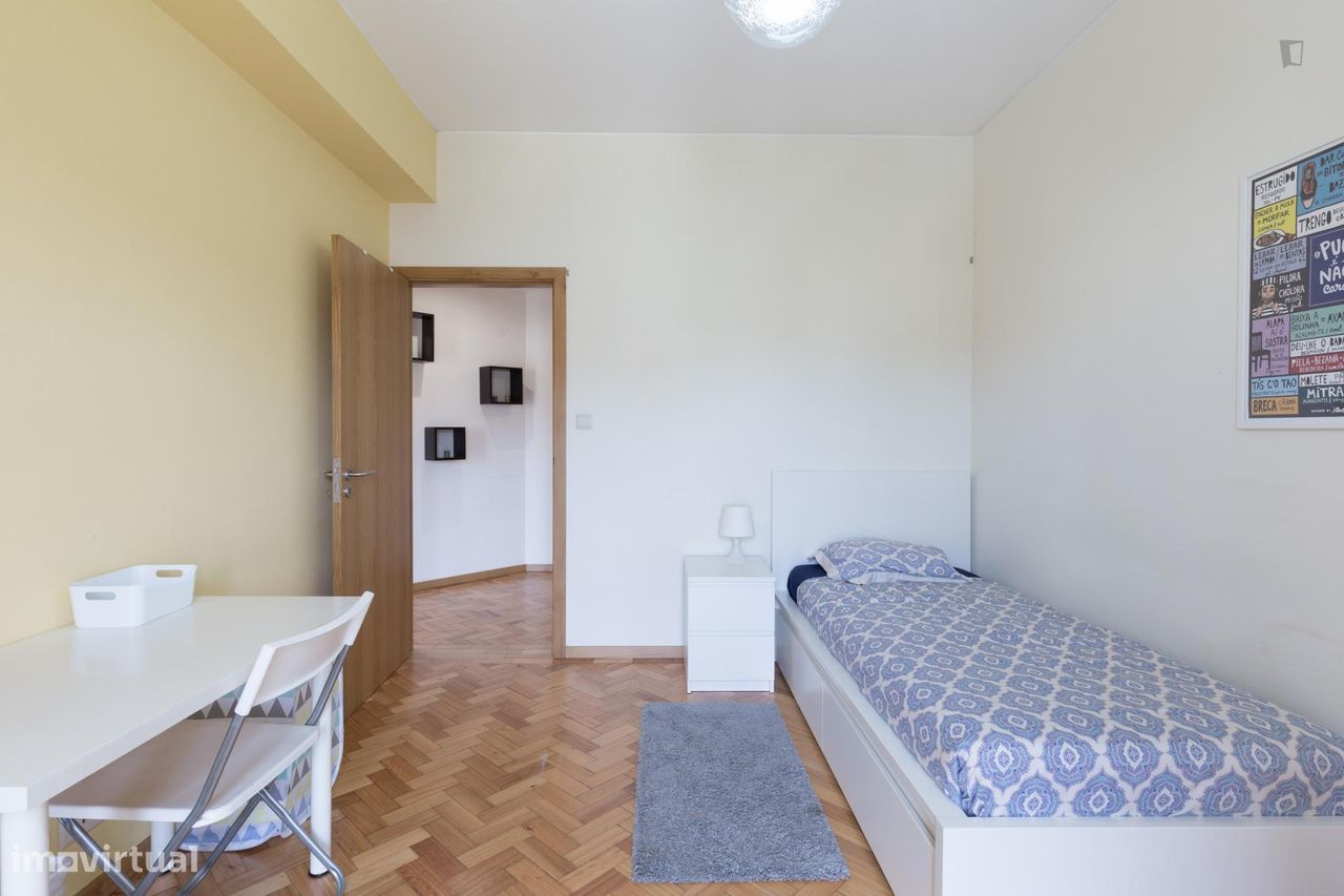 69733 - Quarto com cama de solteiro, com...