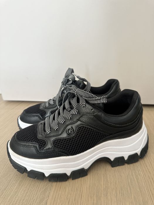 Продам кроссовки Guess