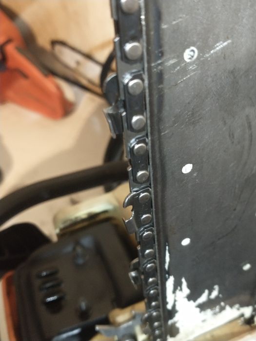 Piła spalinowa Stihl w dobrym stanie, widoczna na zdjęciach