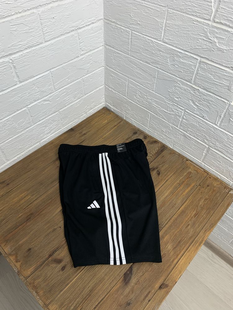 Чоловічі шорти Adidas Essentials оригінал нові чорні з бірками