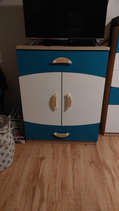 Zestaw mebli w kolorze biało, turkusowym oraz dąb sonona.