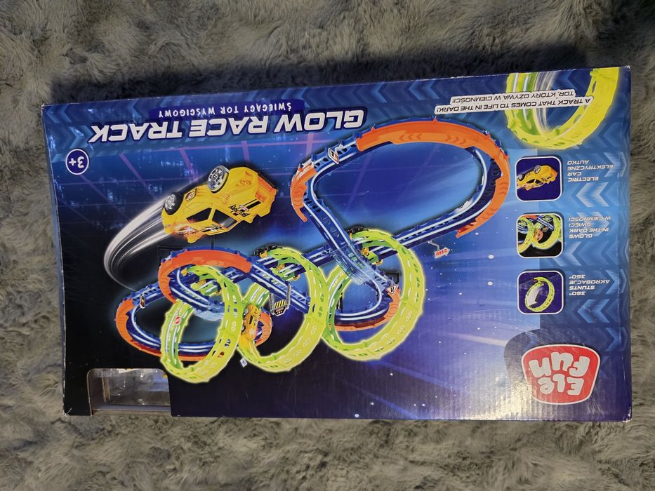 Tor z samochodzikiem w zestawie