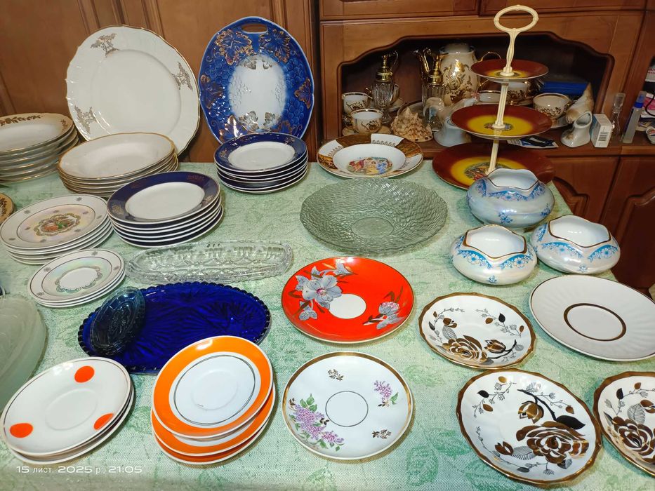 Тарелки, блюда , блюдца сервизов .