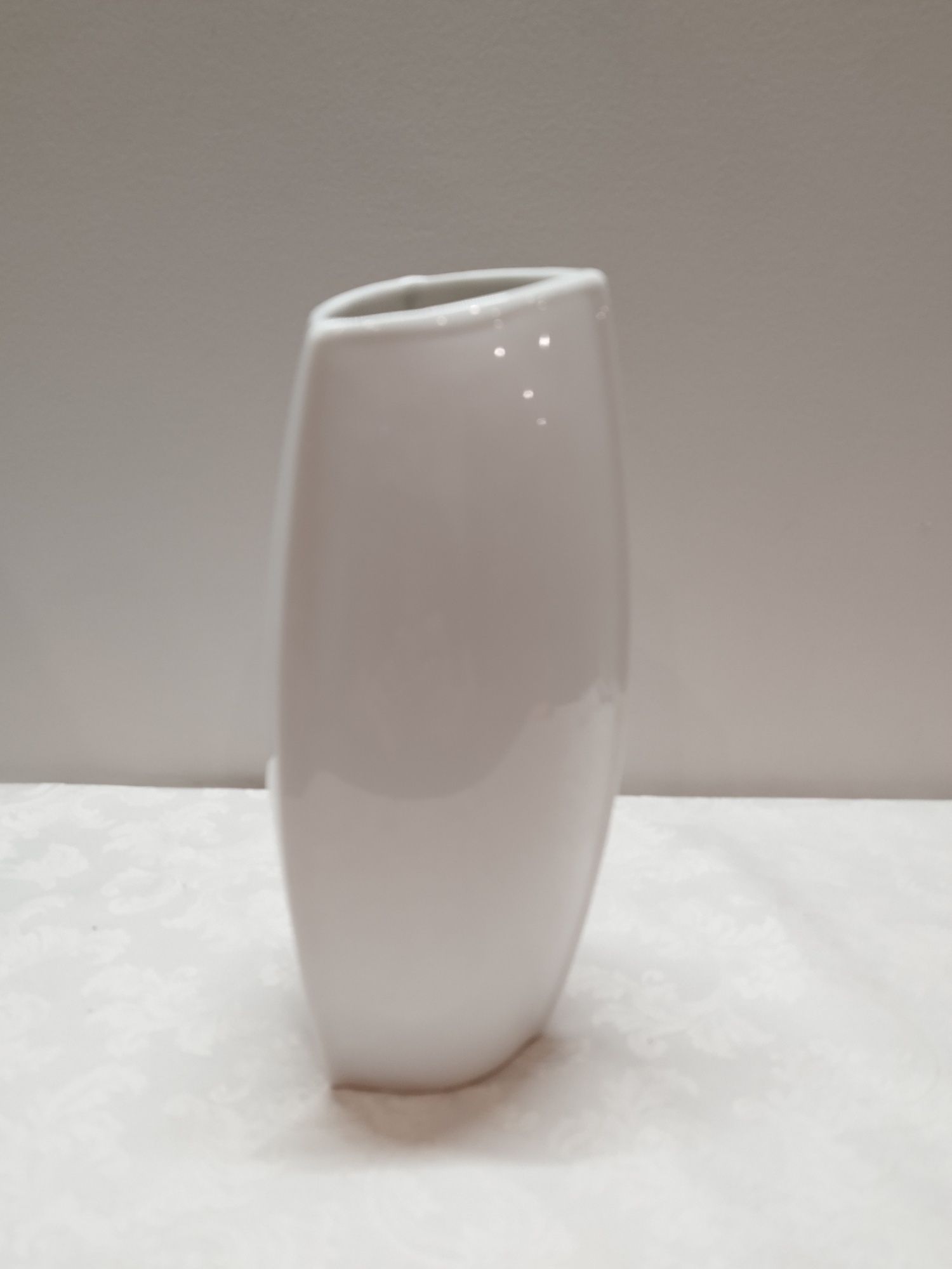 Biały porcelanowy wazon