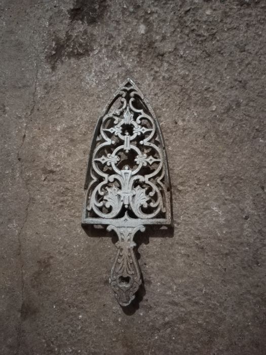 Podstawka aluminiowa pod żelazko.