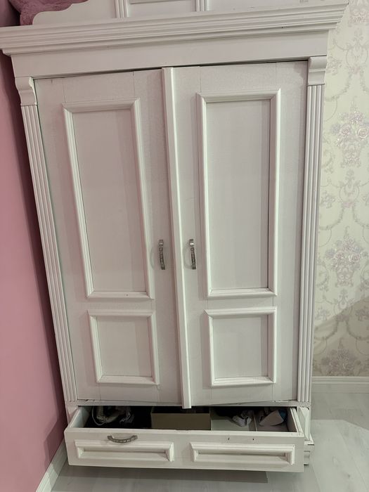 Шафа для дівчинки старовинна