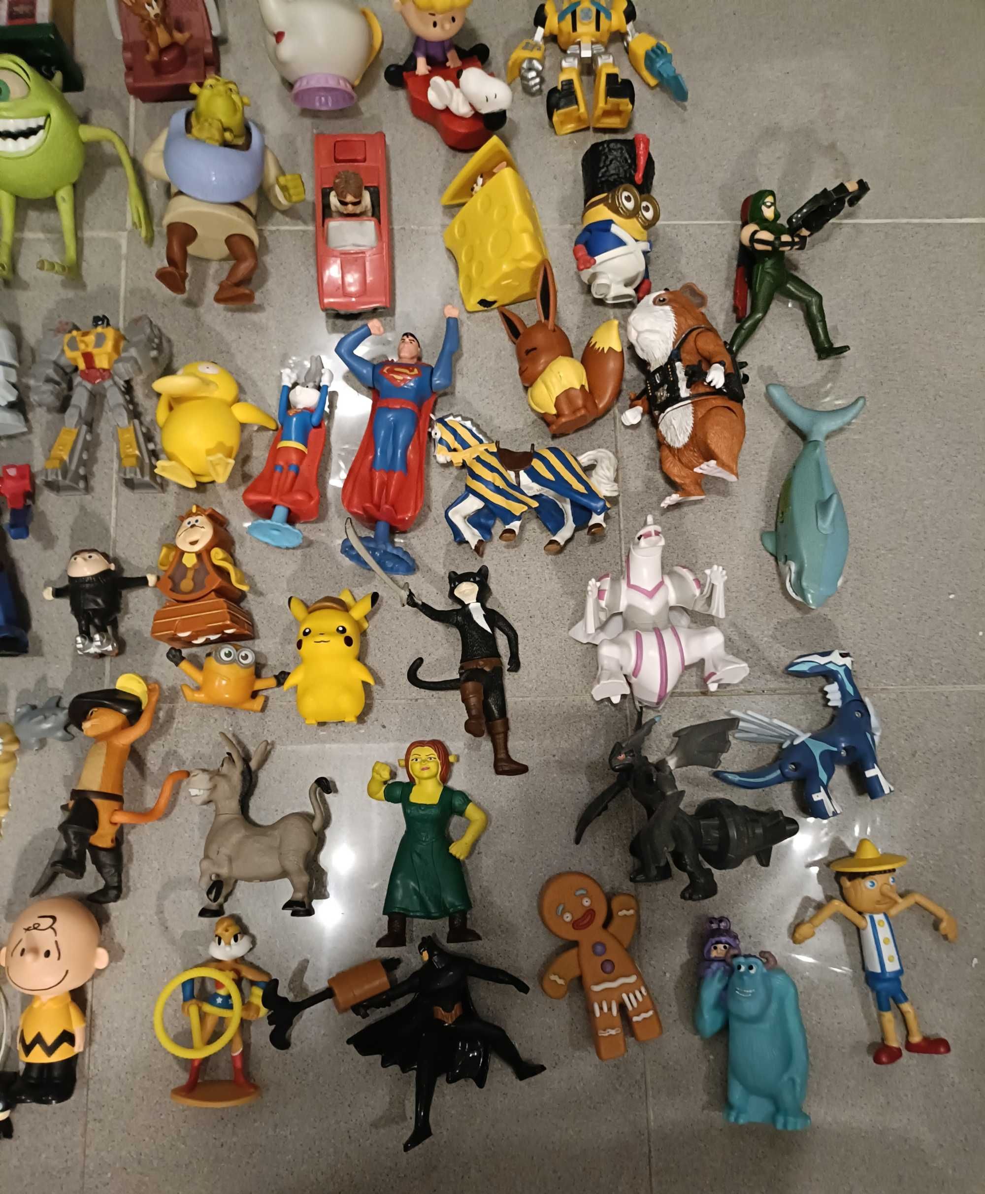 Brinquedos MacDonald e outros.