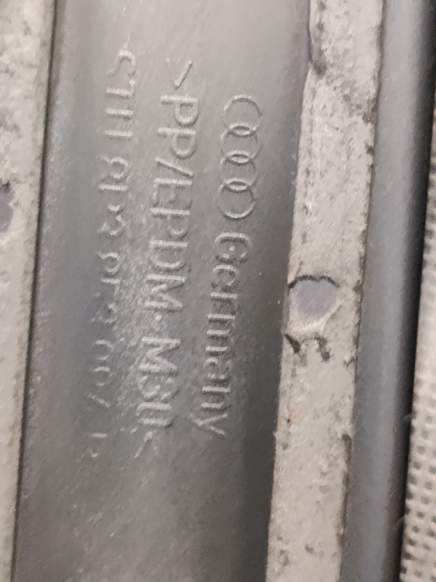 Listwy boczne prawa strona lx7z Audi a3 8p 3 drzwi