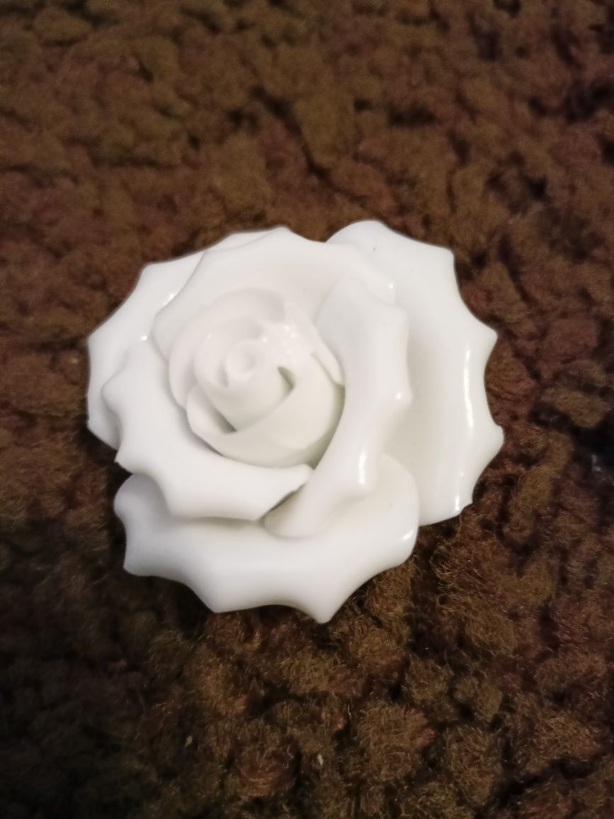 Róża kwiat ceramiczny z ceramiki biały różyczka kwiatek biała
