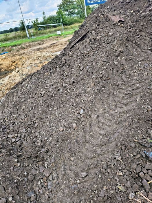 Oddam ziemia z kamieniami