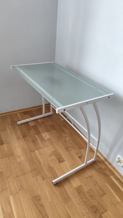 Stolik szklany laptop komputer