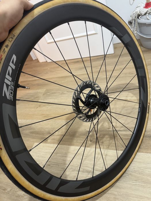 Roda frente Zipp 303 S em carbono, compatível com tubeless disco