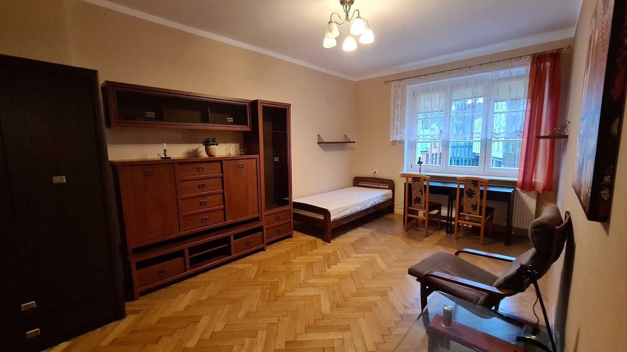 1-osobowy Jeżyce, przy Rondzie Kaponiera/Bałtyk-blisko PKP, UMP i UAM