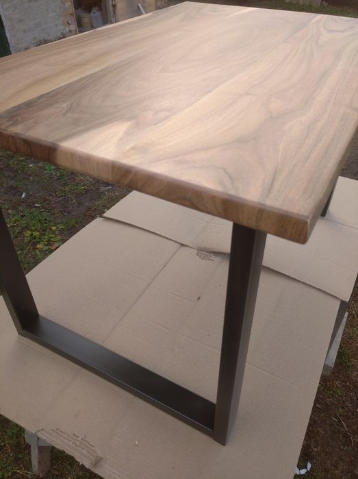 Столик журнальний з натурального горіха