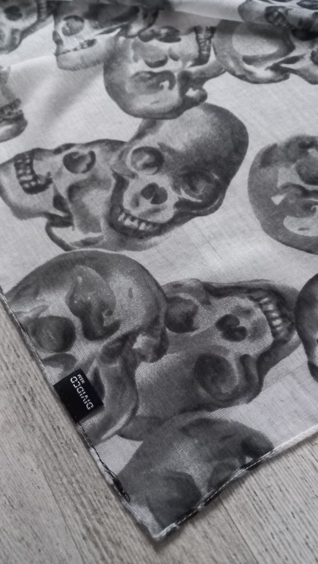 H&M nowy szalik w czaszki 70x200