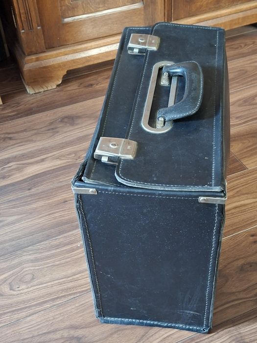 Dyplomatką- neseser  ze skóry