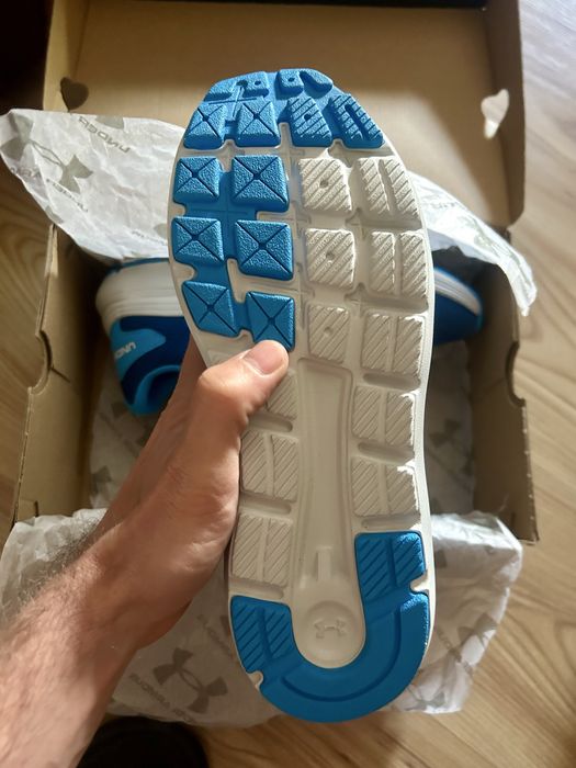 Nowe buty Under Armour UA Surge 2 rozmiar 40
