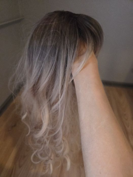 Włosy syntetyczne efekt ombre blond