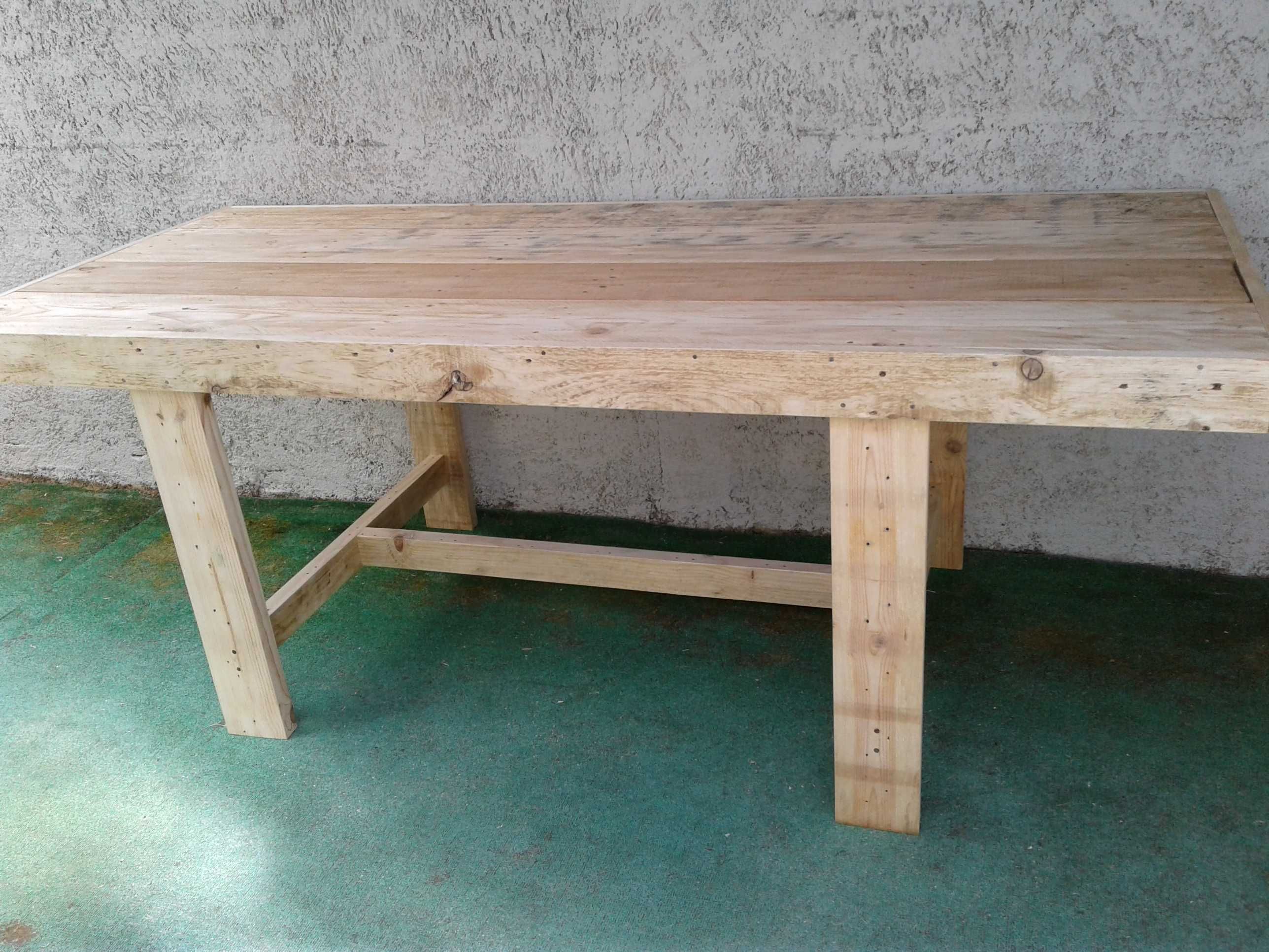 Mesa rústica em madeira