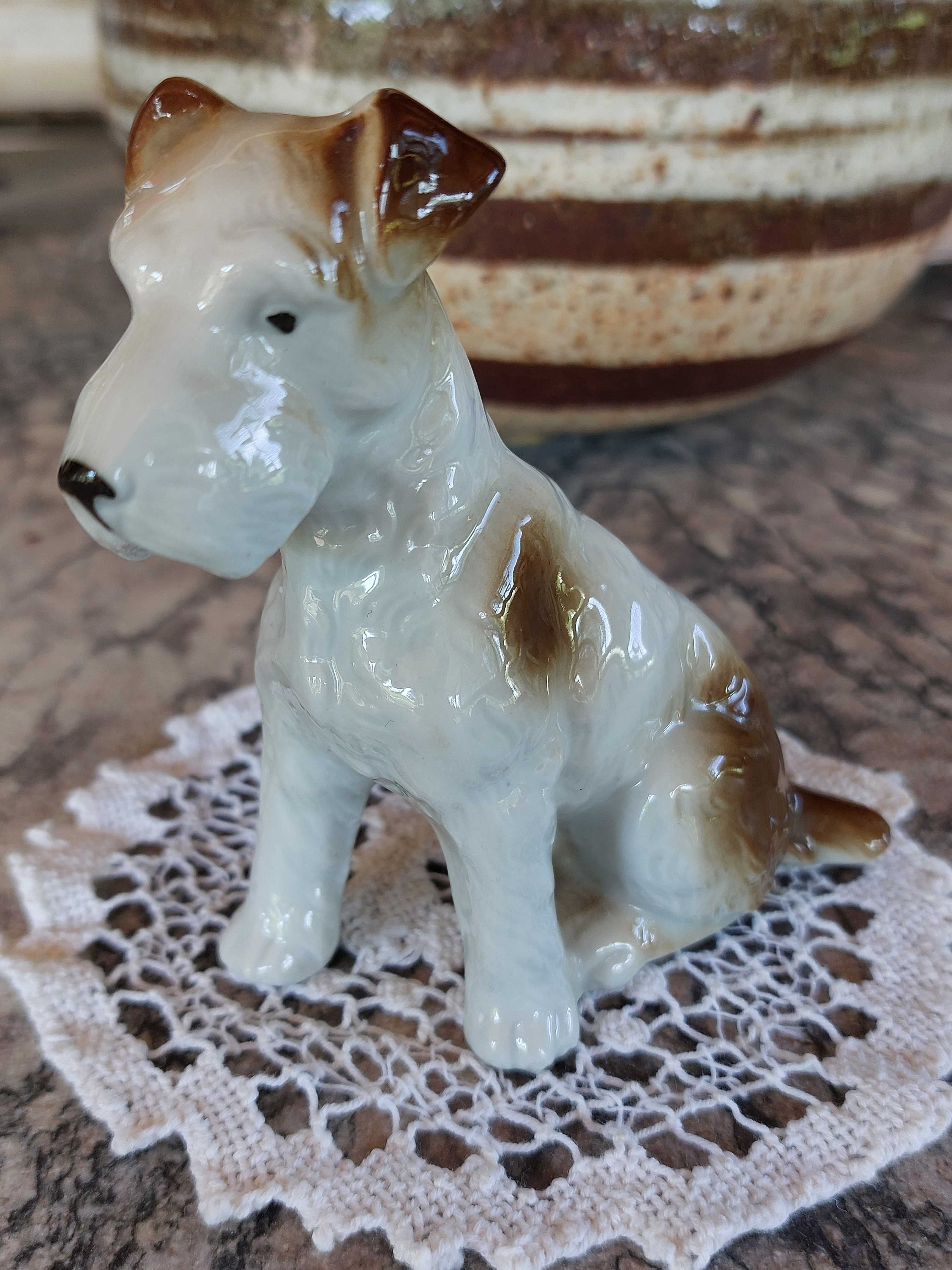 Porcelanowa sygnowana figurka psa.