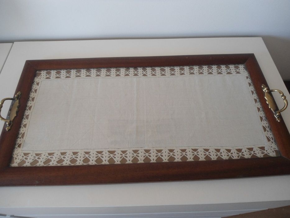 Tabuleiro em madeira e vidro com 67x35