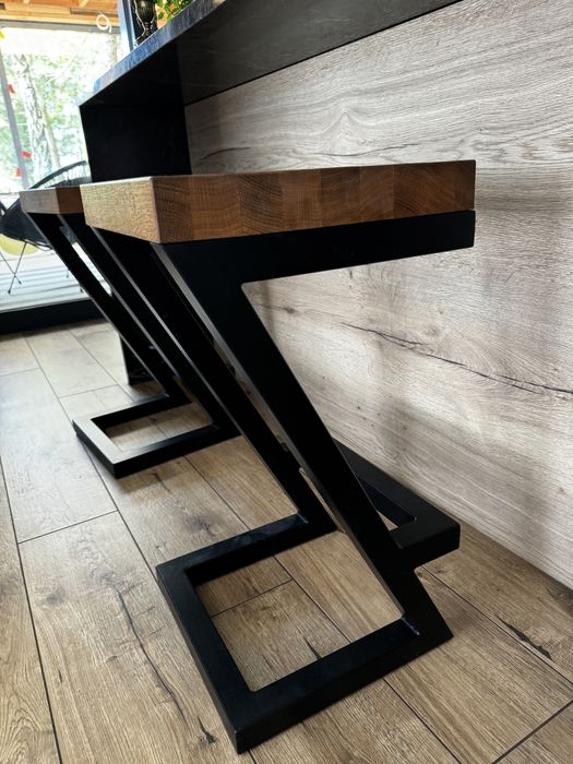 Hoker drewniany na czarnym stelazu 2 szt