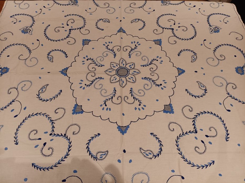 Toalha bordada com 6 guardanapos