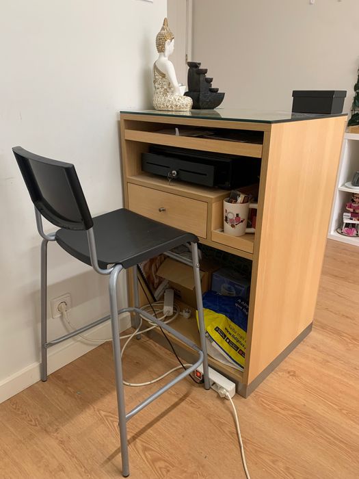 Balcão loja em madeira + cadeira + caixa registadora