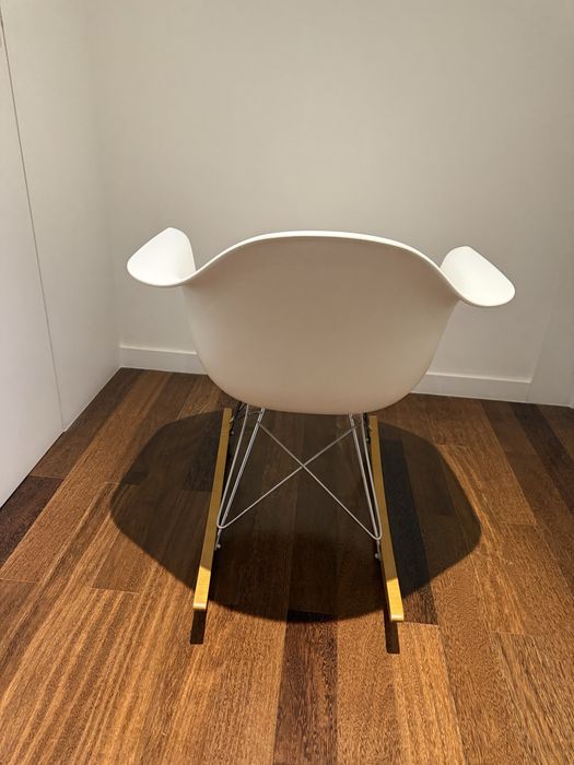Cadeira Eames Plastic Armchair RE RAR, da VITRA