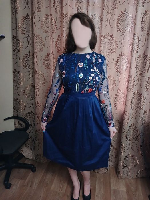 Синє плаття з вишивкою квітів