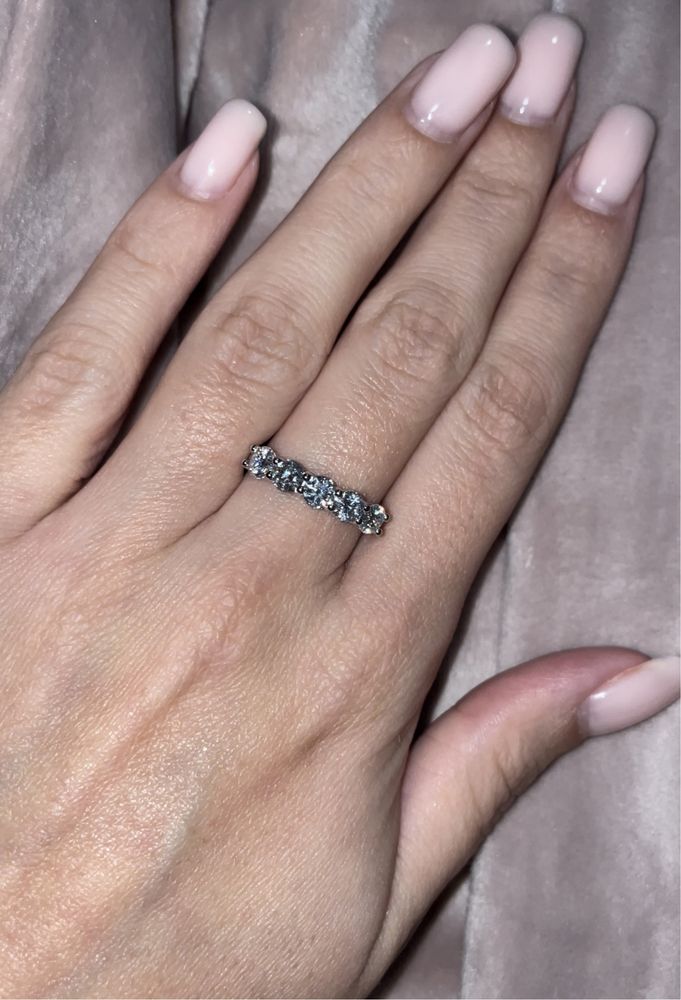В наличии очень красивое кольцо полудорожка с муассанитами серебро 925