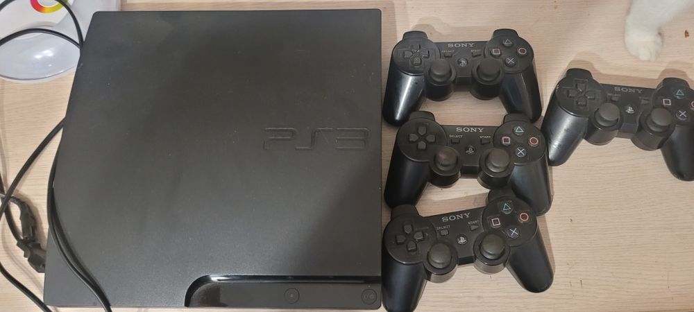 Konsola Ps3 z 9 grami i 4 padami