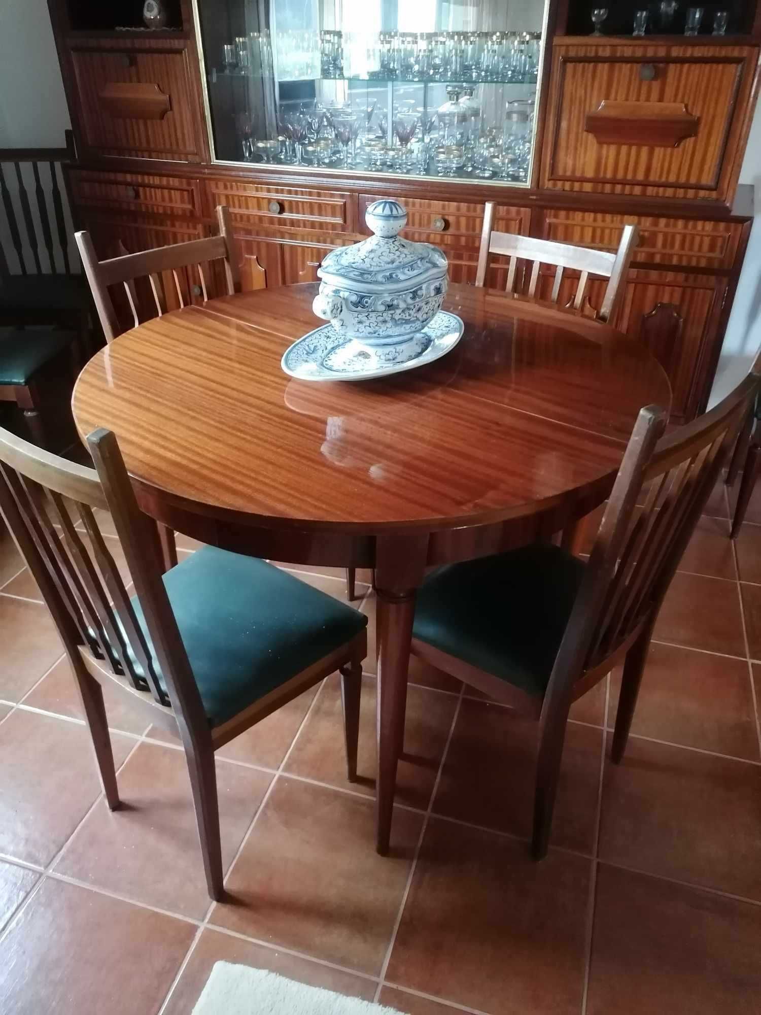 Movel de sala com mesa e cadeira