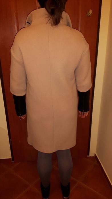 Beżowy klasyczny wełniany plaszcz