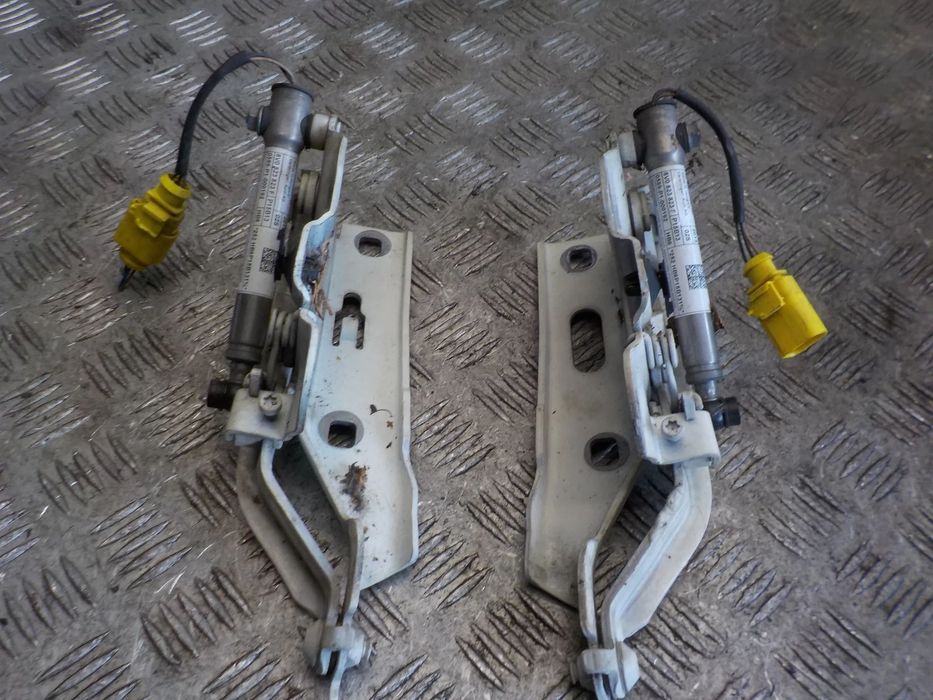 AUDI A3 8V NABÓJ PIROTECHNICZNY MASKI PRAWY LUB LEWY 8V0823823F