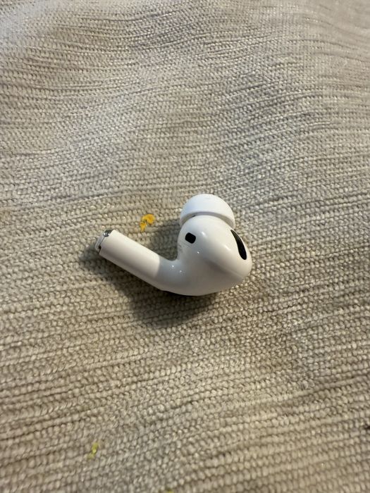 Продам один правий навушник airpods pro 1 a2083